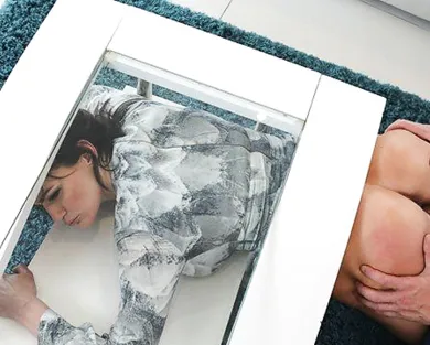 Смотреть порно: Мачеха застряла под столиком, а пасынок трахнул по возможности