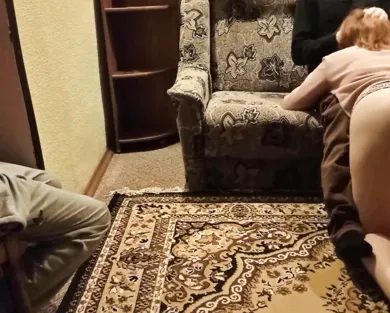 Смотреть порно: Муж дрочит на жену пока она изменяет с с соседом у него на глазах - куколд по русски!