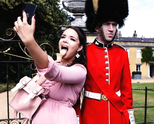 Смотреть порно: Не сдержалась и соблазнила Денни Ди на секс во время службы