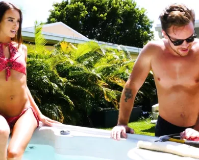 Смотреть порно: Захотела секса с братом подруги и легко развела парня на секс