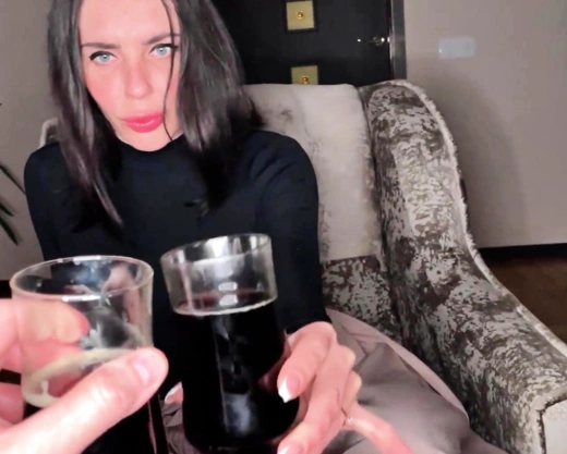 Смотреть порно: Русская шлюшка бухает с любовником и изменяет тупому мужу перед свадьбой