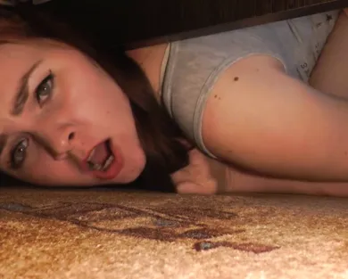 Смотреть порно: Русская пышка застряла под кроватью и стонет, пока ее трахат в сладкую, пухлую киску