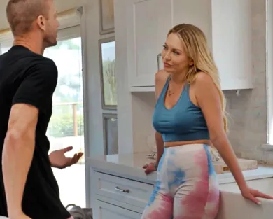 Смотреть порно: Красивая 40 летняя мамка завораживает своей сексуальностью