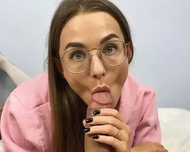 Смотреть порно: Моя милая подруга делает сладкий минет и глотает сперму, а я снимаю