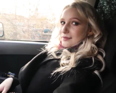 Смотреть порно: Подвез соседку и за это она показала как кончает прямо в его машине