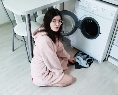 Смотреть порно: Я застряла в машинке, а ты решил воспользоваться этим случаем?