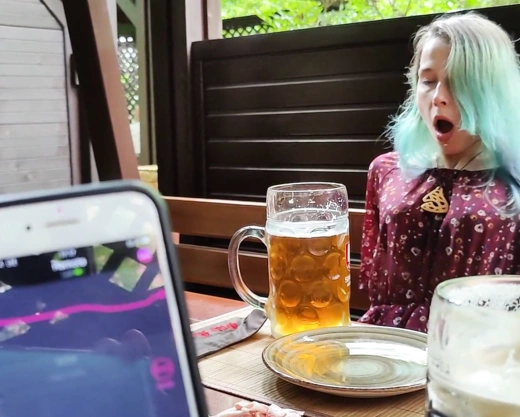 Смотреть порно: Сходили с девушкой на пиво и она попробовала как это получать оргазм в публичном месте