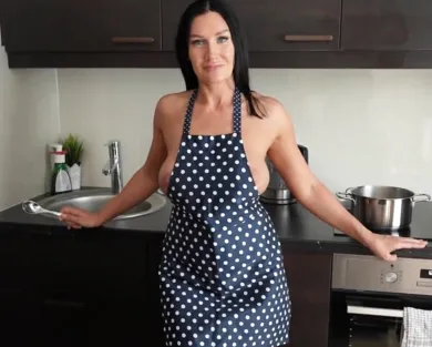 Смотреть порно: Мамка всегда возбуждает парня, когда готовит на кухне в таком виде