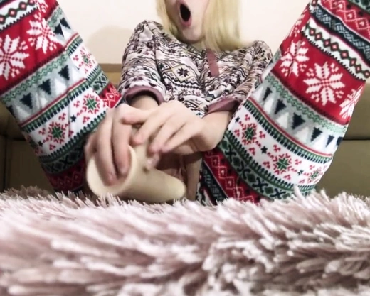 Смотреть порно: Блондинка в новогодних штанах мастурбирует с большим дилдо