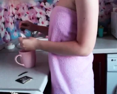 Смотреть порно: Возбудился на свою девушку после душа и сладко трахнул ее на кухне - порно реальной пары