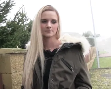 Смотреть порно: Шла домой по своей деревне, пока пикапер не предложил секс за деньги