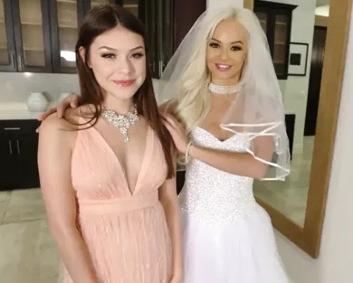 Смотреть порно: Блондинка Эльза Джин и ее красивая подруга снялись в групповушке перед свадьбой