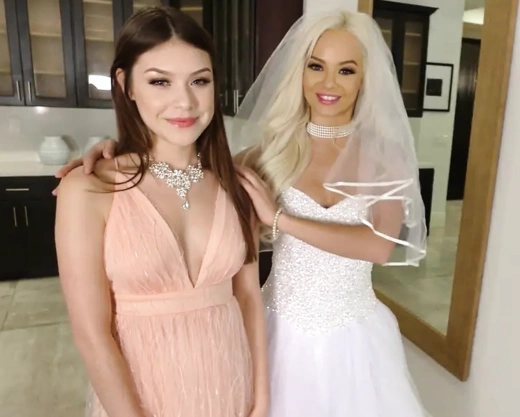 Смотреть порно: Блондинка Эльза Джин и ее красивая подруга снялись в групповушке перед свадьбой