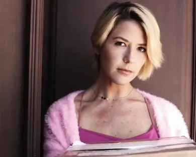 Смотреть порно: Возбужденная мама друга соблазнила меня на секс