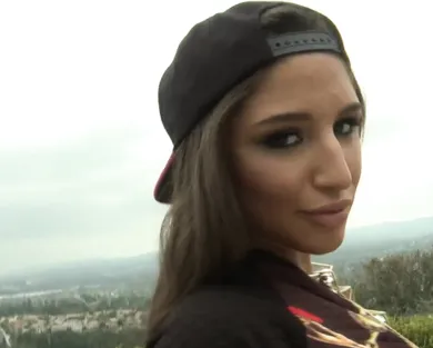 Смотреть порно: Девушка с классной задницей принимает большой черный член