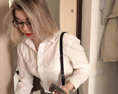 Смотреть порно: Как добрались? Парень соблазняет молодую русскую училку на секс -  с разговорами