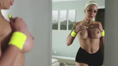 Үлкен кеуделі әйел жыныстық қатынас кезінде қатты айғайлайды