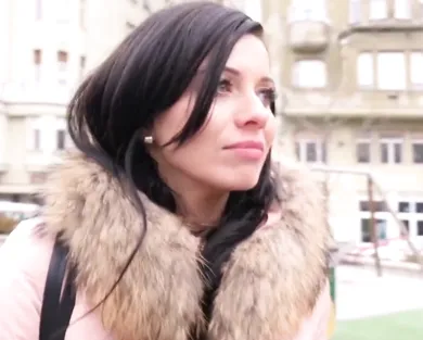 Смотреть порно: Простая девушка разговаривает и трахается с незнакомцем на реальном порно кастинге