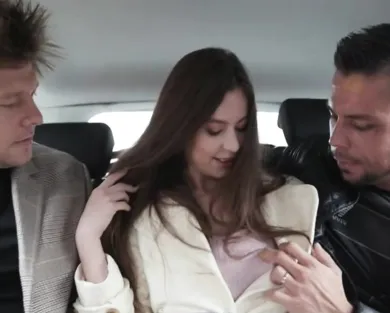 Смотреть порно: Познакомились с девушкой на улице и уговорили на групповой секс