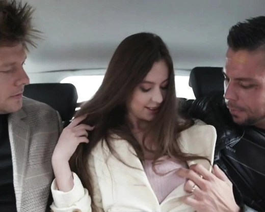 Смотреть порно: Познакомились с девушкой на улице и уговорили на групповой секс