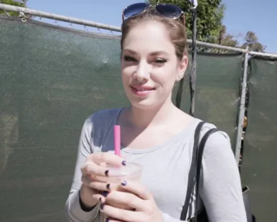 Смотреть порно: Не смогла отказаться от денег незнакомца