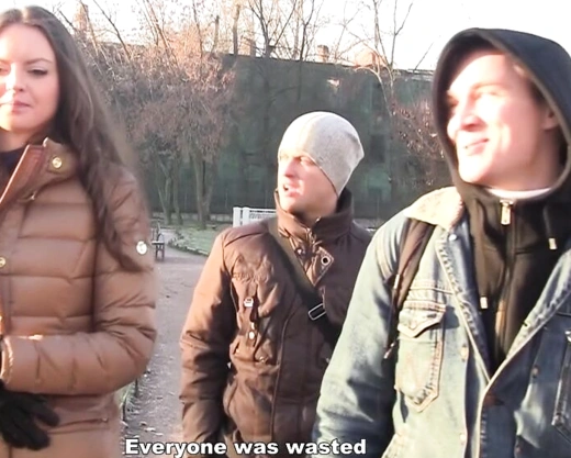 Смотреть порно: Русские парни знакомятся и уговаривают одиноких девушек на быстрый секс