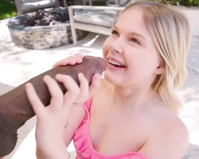 Смотреть порно: Молодая Коко высасывает всю душу с большого 30 см члена