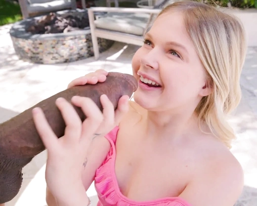 Смотреть порно: Молодая Коко высасывает всю душу с большого 30 см члена