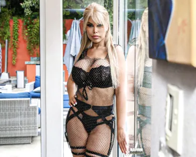 Смотреть порно: Грудастая милфа блондинка шпилится с черным членом