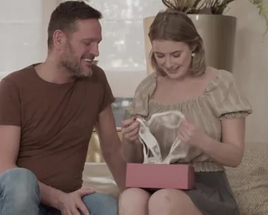 Смотреть порно: Как я влюбилась в мужчину за подарки и страстный секс