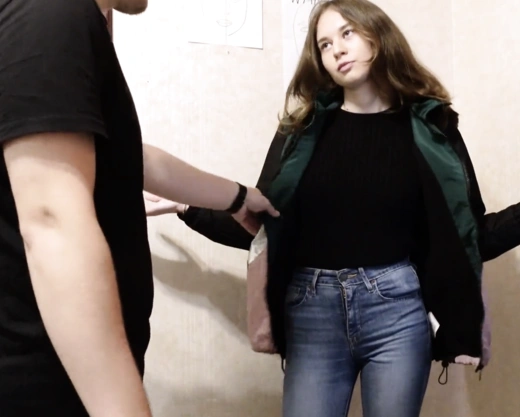 Смотреть порно: Красивая шлюшка попалась на краже