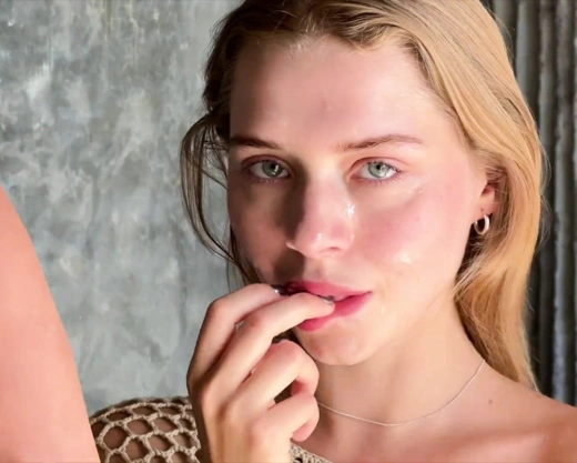 Смотреть порно: Покатал сучку на члене и трахнул в рваных колготках